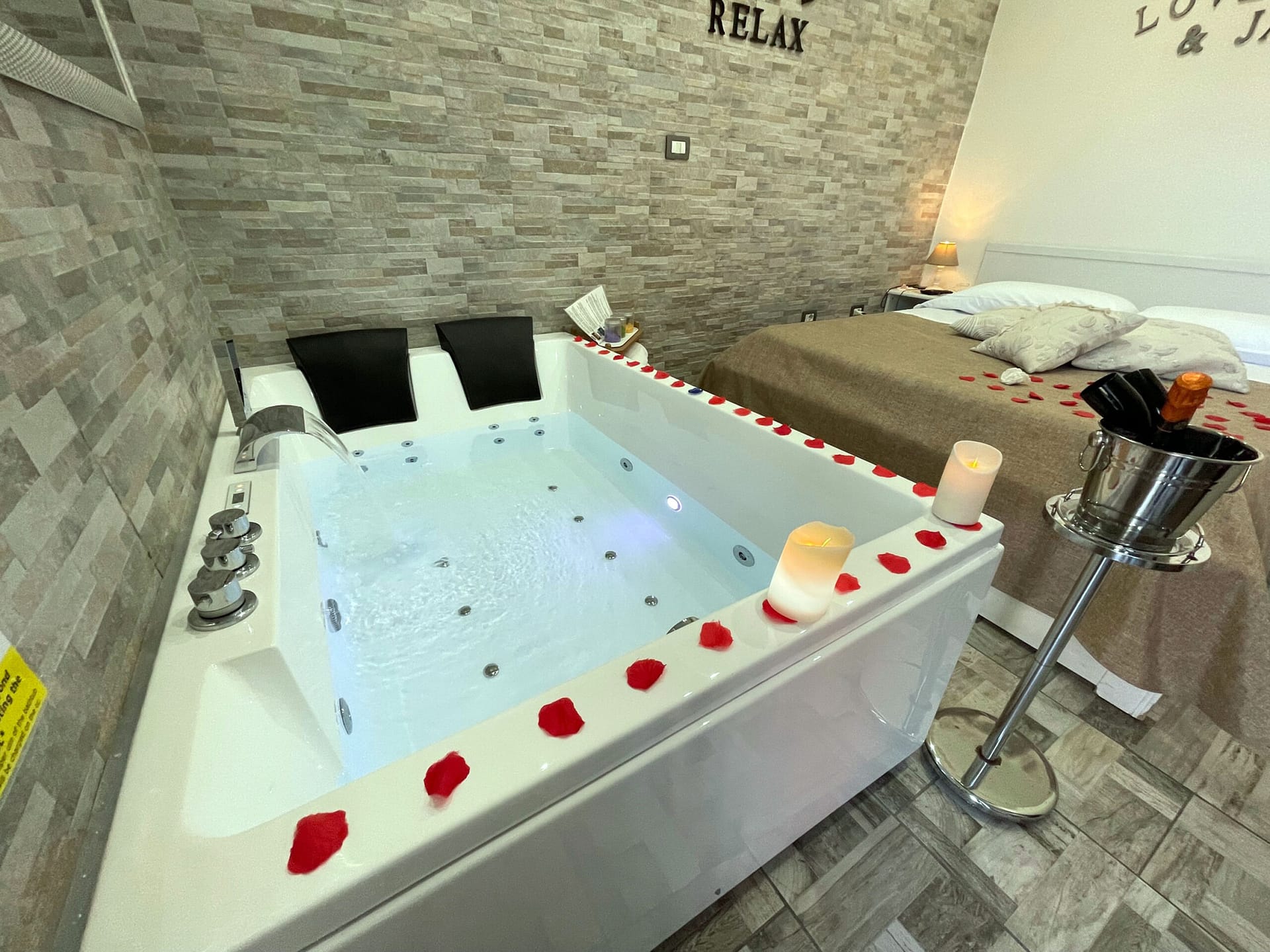 Suite-con-vasca-idromassaggio Suite con vasca idromassaggio